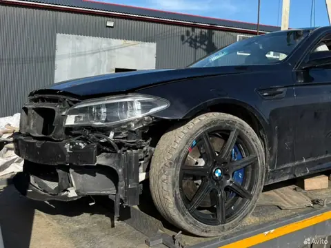 BMW M5 F10 передняя четверть